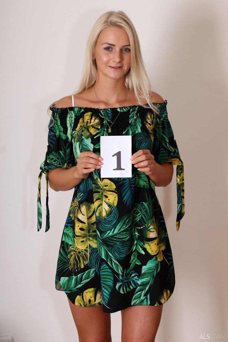 Алечка, 24